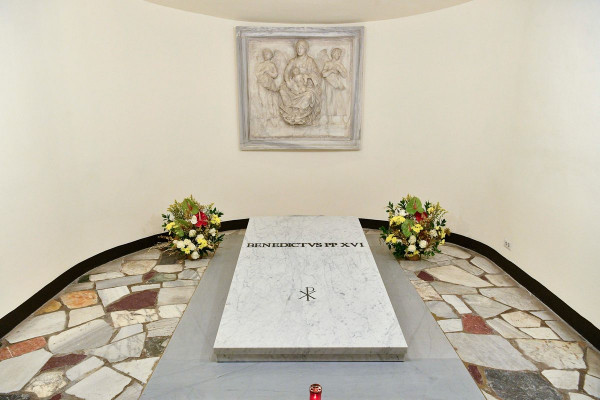 Dolga vrsta vernikov pred grobom Benedikta XVI.